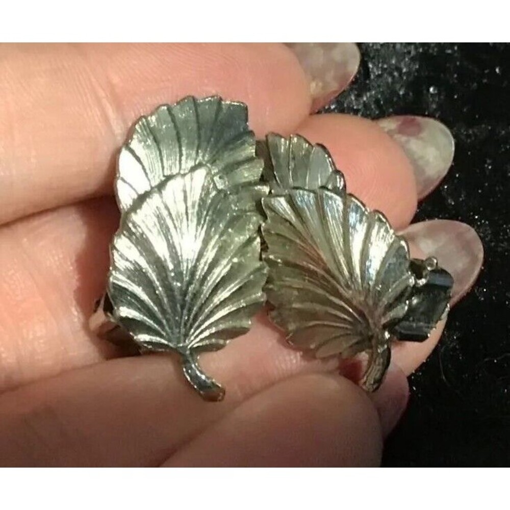 Vintage Silver Tone Leaf Clip On Huggie Fashion Earings Vintage 70s Retro Mod